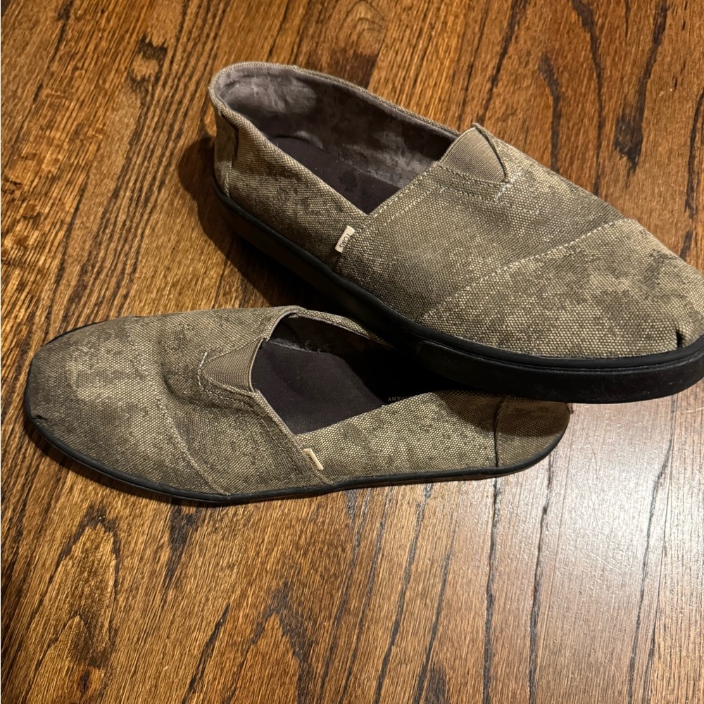 Men’s Tom’s slip on military pattern size 12